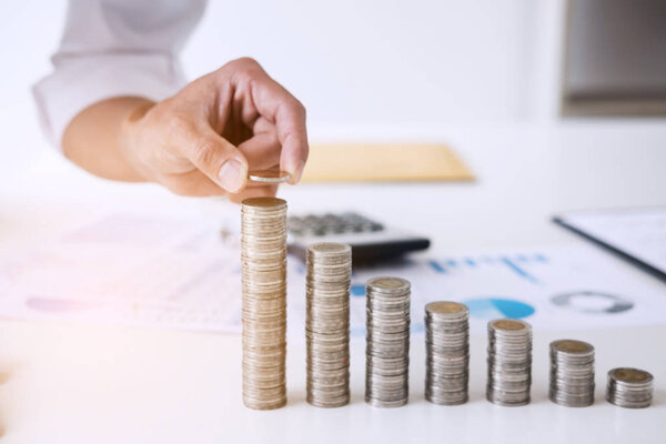 Бизнес-бухгалтер или банкир, бизнесмен рассчитывает и анализирует с помощью фондовых финансовых индексов и мудро и осторожно распределяет денежные и финансовые затраты, инвестиционную и сберегательную концепцию
.