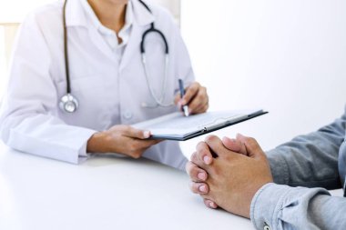 Hastaya danışmanlık sırasında bir geçmişi formu doldurarak doktor ve tedavi yöntemleri ve nasıl rehabilite için tavsiye.