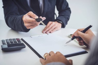 Satıcı göndermek anahtar müşteriye sonra adam araba belge sözleşme iyi bir anlaşma anlaşmadır, satın alma veya yeni araç satış başarılı araba kredi sözleşme imzalama.