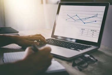 Profesyonel iş, rapor yazma ve analiz yatırım bağlantı modern işyerinde çalışan dizüstü kullanarak iş adamı.