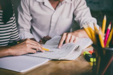 Sınav hazırlama ödev ve ders pratik yapıyor sınıfta ders ve okuma, öğrenme ve çalışma kitabı yakalamak lise veya üniversite öğrenci grubu.