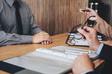 Ofiste konuşmak işe alım için genç erkek iş arayan sormak görüşme işveren bir iş görüşmesi sırasında bir devam okuma iki üst düzey yöneticisi.