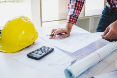 Proje, mimar ya da ilerleme, inşaat ve yapı kavramı içinde mimari projesi için plan üzerinde çalışan için çalışma alanı öğeleri araçları.