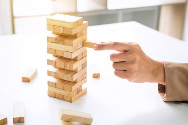 Alternatif risk planı ve strateji büyüme için iş, ahşap oyun, executive sipariş ahşap blok kule üzerinde eller genç akıllı iş kadını kar.