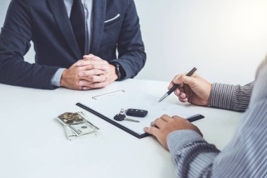 Adam müşteri araba belge sözleşme anlaşması, satın alma veya yeni araç satış başarılı araba kredi sözleşme imzalama.