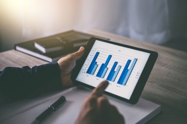 Profesyonel iş, işadamı analiz yatırım bağlantı modern işyerinde çalışan tablet kullanma.