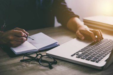 Profesyonel iş, rapor yazma ve analiz yatırım bağlantı modern işyerinde çalışan dizüstü kullanarak iş adamı.