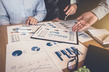 Toplantı ve tebrik, finansal veri ile çalışma analiz tartışmak ve büyüme rapor grafik takım, Toplantı konuşurken beyin fırtınası iletişim kavramı pazarlama iş takım arkadaşları.