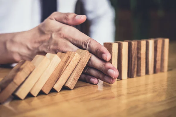 Strategie Und Erfolgreiches Interventionskonzept Für Unternehmen Geschäftsleute Hand Stoppen Fallende — Stockfoto