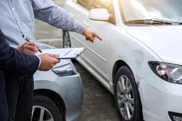 Insurance Agent Examine Damaged Car Filing Report Claim Form Accident — Stock Photo, Image
