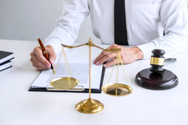 Zakenman Advocaat Werkt Een Documenten Rechter Hamer Met Justitie Advocaten — Stockfoto