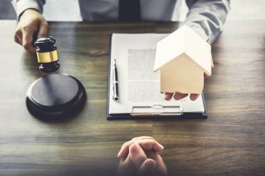 Ev kredisi sigorta, erkek avukat veya yargıç istemci ile danışmak ve hukuk kitapları ile çalışan office, hukuk ve adalet kavramı tablosundaki olgu sunumu.