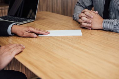 El işverenin çalışana, istifa mektubum, son ücret dosyalama istifa kavramı.