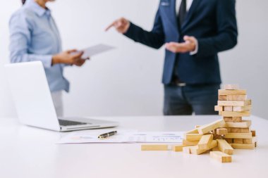 Patron ve üst düzey yönetim ekibi hissi stres ve başarısız iş ciddi, takım anlaşmazlık başarısızlık ve çalışma, üzüntü ile kötü haberler yığını ile sorunları olan bitkin.