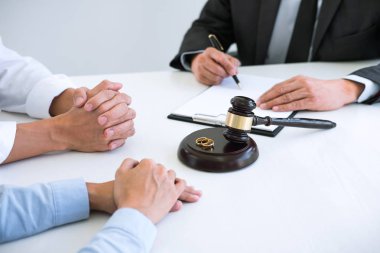 Boşanma sürecinde avukat erkek avukat veya danışman ile boşanma sözleşmesinin imzalanması ve imzalanması sırasında boşanma kararının (feshedilmesi veya iptali) imzalanması ile hazırlanan anlaşma.