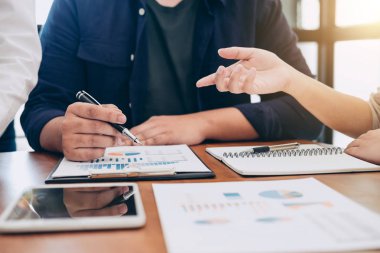 İş takım arkadaşları çalışma yeni pazarlama iş stratejisi proje tartışma ve analiz verileri grafik ve grafik, finans ve muhasebe kavramı konferans profesyonel yatırımcı için Toplantı.