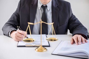 Erkek avukat veya hukuk kitapları, tokmak, modern ofis, hukuk ve adalet kavramı tablosundaki olgu sunumu ile çalışma yargıç.