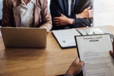 Özgeçmişini holding ve iş görüşmesi sırasında oturan iki üst düzey yöneticisi profilinde hakkında açıklama iş adamı.