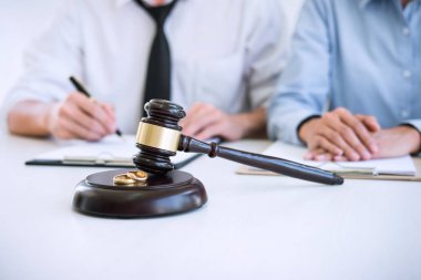 Boşanma (fesih veya iptal) evlilik karı koca boşanma işlemi ile avukat ya da avukat ve boşanma Sözleşmenin imzalanması sırasında kararnamenin.