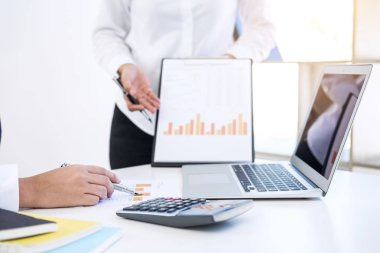 Takım çalışması iş arkadaşları danışmanlık ve tanıtım yeni strateji planı iş ve Pazar büyüme mali belge Grafik rapor, profesyonel meslek, ortak toplantı ve tartışma.