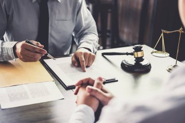 Müşteri Servisi iyi işbirliği, istişare bir işadamı ve takım müşteriyle olan erkek avukat ya da yargıç danışmak arasındaki hukuk ve yasal Hizmetleri kavramı.