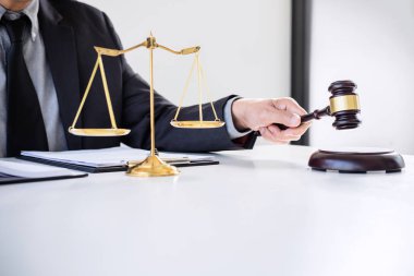 Erkek avukat veya hukuk kitapları, tokmak, modern ofis, hukuk ve adalet kavramı tablosundaki olgu sunumu ile çalışma yargıç.