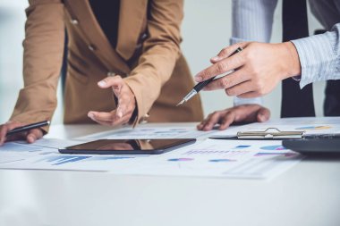 Ortak toplantı iş insanlar meslektaşları danışmanlık ve pazarlama planı tartışma konsepti mali rapor üzerine toplantı ve yatırım proje geliştirme için analiz başarı için büyümek.