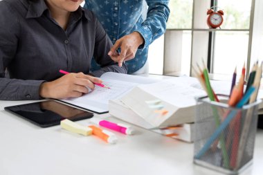 Görüntüleri Disappointed, genç öğrenciler kampüs veya sınıf öğretim, öğrenme, insanlar, teknoloji, eğitim okul kavramı çalışma kitabı yakalamak ve sınıf, ders öğrenme arkadaş yardımcı olur.