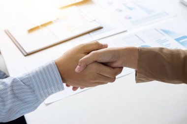 İş ortaklığı toplantı kavramı, iki emin iş anlaşması ve sözleşme ve yeni projeler ticaret şirketleri, başarı, ortaklık için iyi bir anlaşma tartışırken sonra iş adamları.