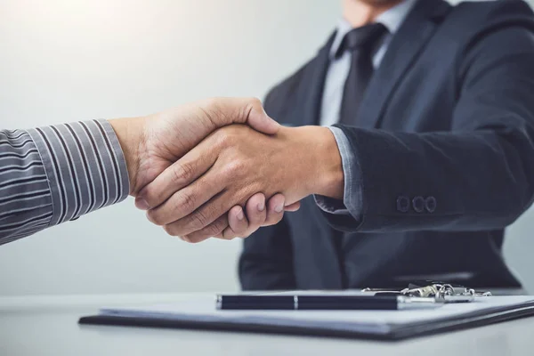 Handshake Cooperação Cliente Vendedor Após Acordo Bem Sucedido Carro Empréstimo — Fotografia de Stock