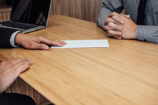 Hand Des Arbeitgebers Einreichung Der Endgültigen Vergütung Des Arbeitnehmers Kündigungsschreiben — Stockfoto