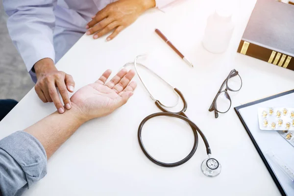 Doktor Bílém Plášti Přijímání Kontrole Bolesti Zápěstí Pacienta Během Vyšetření — Stock fotografie