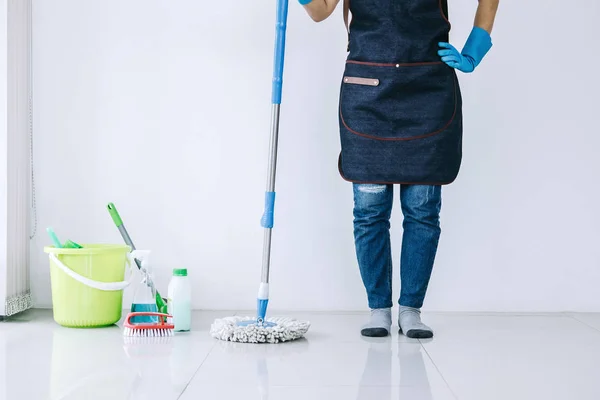 Reinigungs Und Reinigungskonzept Glückliche Junge Frau Blauen Gummihandschuhen Wischt Staub — Stockfoto