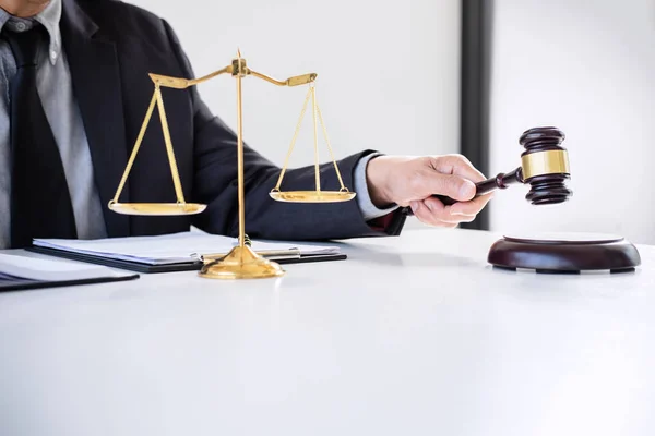 男性の弁護士や裁判官の使用法の書籍 近代的なオフィス 法と正義の概念のテーブルで症例を報告します — ストック写真
