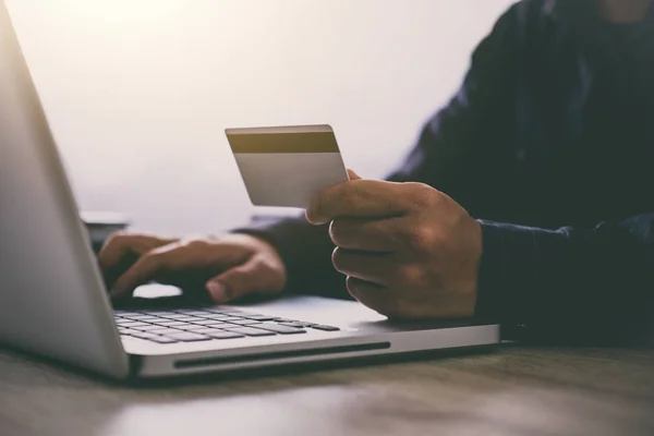 Homem Digitando Laptop Para Compras Line Pagar Por Cartão Crédito — Fotografia de Stock