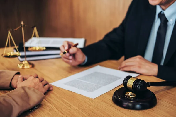 Rozwód Małżeństwa Młotek Sędzia Decydując Konsultacji Między Kobieta Mężczyzna Adwokata — Zdjęcie stockowe