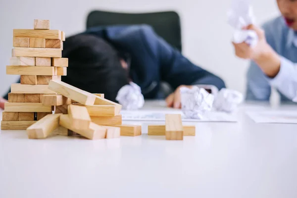 Jefe Equipo Ejecutivo Sintiendo Estrés Serios Negocios Fallidos Socios Sosteniendo — Foto de Stock