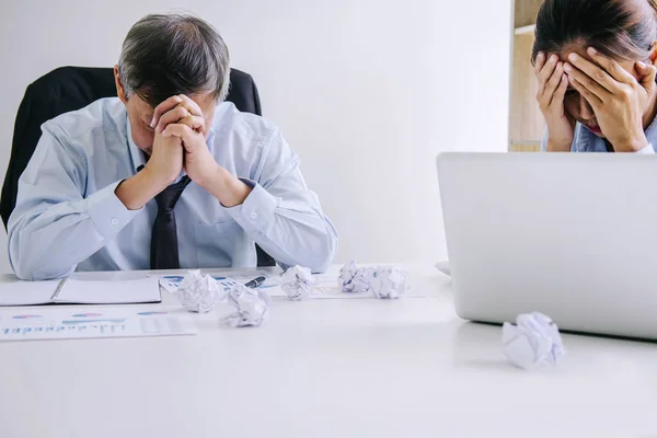 上司や経営陣感情ストレスと失敗するビジネスの深刻なパートナーの手で頭を保持障害によってうつ病し 仕事の山の問題で疲れ — ストック写真