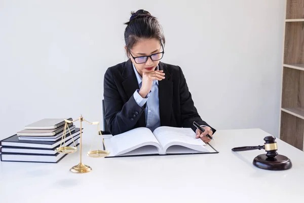 Laglig Rättvisa Lag Och Råd Koncept Professionella Kvinnliga Jurister Som — Stockfoto