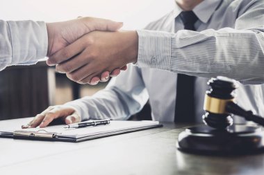 Karşılıklı iyi işbirliği, iş adamı el sıkışma erkek avukat sözleşme ve yeni projeler ticaret Emlak, Toplantı ve tebrik kavramı şirketi için iyi anlaşma tartışırken sonra sonra.