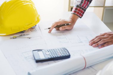 Proje, mimar ya da ilerleme, inşaat ve yapı kavramı içinde mimari projesi için plan üzerinde çalışan için çalışma alanı öğeleri araçları.