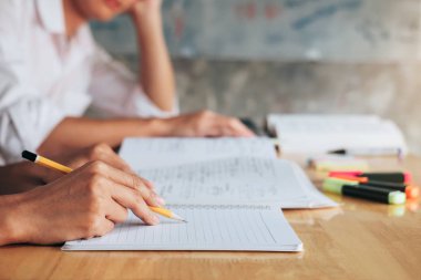 Sınav hazırlama ödev ve ders pratik yapıyor sınıfta ders ve okuma, öğrenme ve çalışma kitabı yakalamak lise veya üniversite öğrenci grubu.