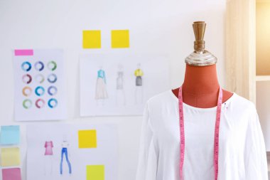 Teyp terziler Studio, ölçme ile beyaz kıyafetler tasarlamak yaratıcı ve sanatsal kavramı kırmızı kukla.