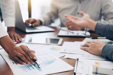 İş takım arkadaşları çalışma yeni pazarlama iş stratejisi proje tartışma ve analiz verileri grafik ve grafik, finans ve muhasebe kavramı konferans profesyonel yatırımcı için Toplantı.