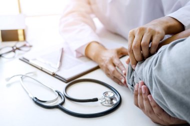 Doktor hasta dirsek tıbbi ofis incelenmesi.