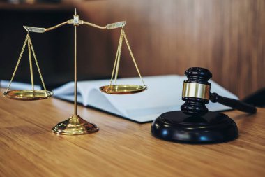 Kitap adaletin terazisi ve tokmak sondaj blok ve hukuk mahkeme, Adalet ve hukuk kavramı sözleşmede Yargıç ile çalışmak için.