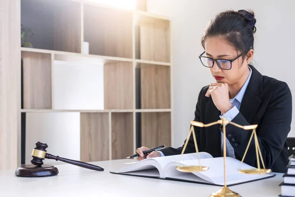 Domare Gavel Med Skalor Rättvisa Professionella Kvinnliga Advokater Som Arbetar — Stockfoto