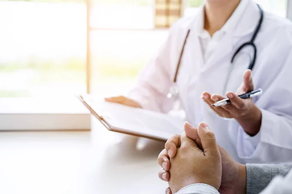 Médico Preenchendo Formulário Histórico Enquanto Consulta Paciente Recomenda Métodos Tratamento — Fotografia de Stock