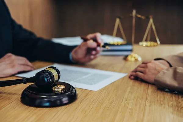 Брачный Развод Решению Судьи Молотка Консультации Между Предпринимательницей Мужским Адвокатом — стоковое фото