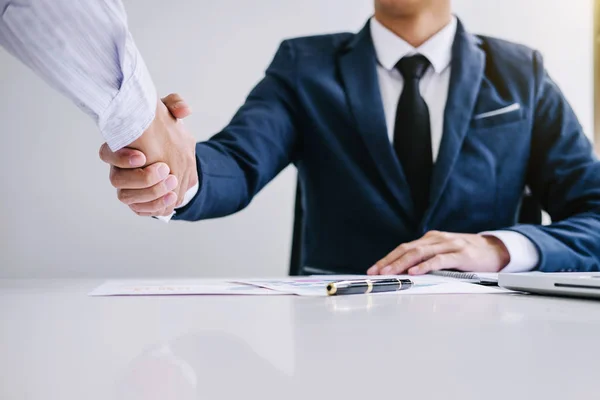 Due Business Handshake Fiducioso Uomini Affari Dopo Aver Discusso Buona — Foto Stock